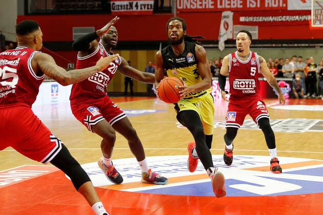 1. Spieltag der easyCredit BBL Basketball Bundesliga in der Sporthalle Gießen-Ost Saison 2021-2022 JobStairs Giessen 46ers gegen Medi Bayreuth Kyan Anderson ( JobStairs Giessen 46ers 5) rechts Rawle Alkins ( JobStairs Giessen 46ers 20) ) links Sacar Anim ( Medi Bayreuth 2) mitte