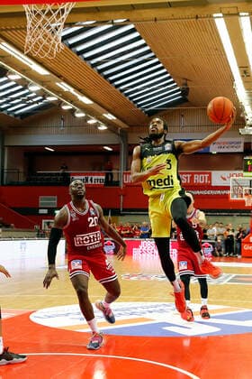 1. Spieltag der easyCredit BBL Basketball Bundesliga in der Sporthalle Gießen-Ost Saison 2021-2022 JobStairs Giessen 46ers gegen Medi Bayreuth Sacar Anim ( Medi Bayreuth 2) rechts Rawle Alkins ( JobStairs Giessen 46ers 20) links