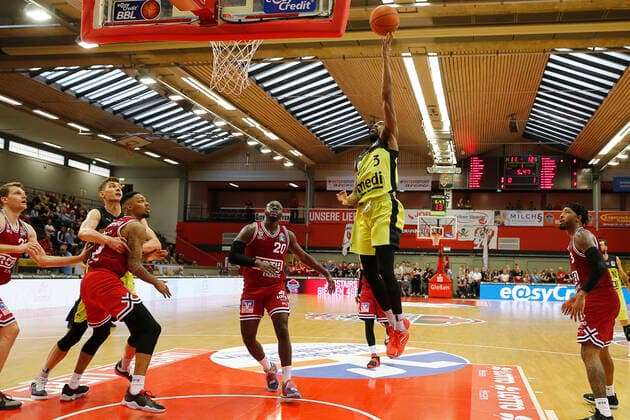 1. Spieltag der easyCredit BBL Basketball Bundesliga in der Sporthalle Gießen-Ost Saison 2021-2022 JobStairs Giessen 46ers gegen Medi Bayreuth Sacar Anim ( Medi Bayreuth 2) rechts Rawle Alkins ( JobStairs Giessen 46ers 20) links