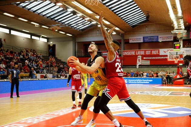 1. Spieltag der easyCredit BBL Basketball Bundesliga in der Sporthalle Gießen-Ost Saison 2021-2022 JobStairs Giessen 46ers gegen Medi Bayreuth Phillip Fayne II ( JobStairs Giessen 46ers 25) rechts Martynas Sajus ( Medi Bayreuth 19) links