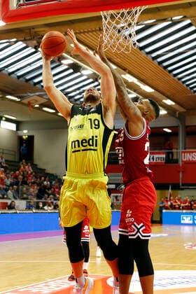 1. Spieltag der easyCredit BBL Basketball Bundesliga in der Sporthalle Gießen-Ost Saison 2021-2022 JobStairs Giessen 46ers gegen Medi Bayreuth Phillip Fayne II ( JobStairs Giessen 46ers 25) rechts Martynas Sajus ( Medi Bayreuth 19) links