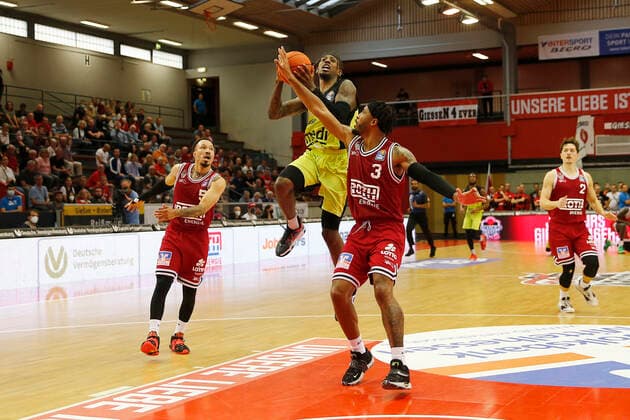 1. Spieltag der easyCredit BBL Basketball Bundesliga in der Sporthalle Gießen-Ost Saison 2021-2022 JobStairs Giessen 46ers gegen Medi Bayreuth Brayon Blake ( JobStairs Giessen 46ers 3) rechts Sacar Anim ( Medi Bayreuth 2) links