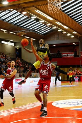 1. Spieltag der easyCredit BBL Basketball Bundesliga in der Sporthalle Gießen-Ost Saison 2021-2022 JobStairs Giessen 46ers gegen Medi Bayreuth Brayon Blake ( JobStairs Giessen 46ers 3) rechts Sacar Anim ( Medi Bayreuth 2) links
