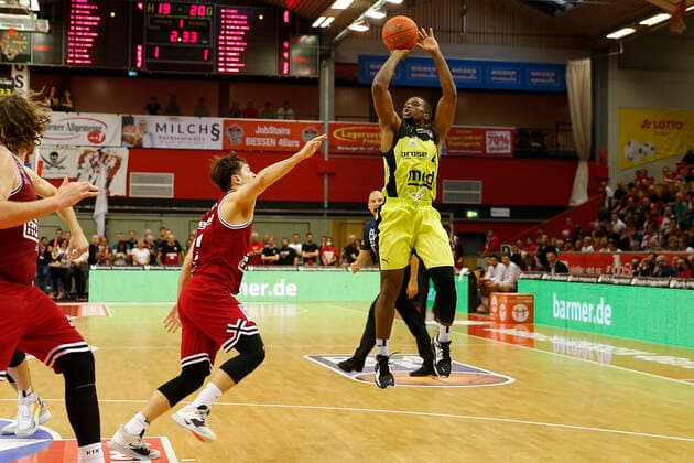 1. Spieltag der easyCredit BBL Basketball Bundesliga in der Sporthalle Gießen-Ost Saison 2021-2022 JobStairs Giessen 46ers gegen Medi Bayreuth Dennis Nawrocki ( JobStairs Giessen 46ers 2) links Cameron Wells ( Medi Bayreuth 22) rechts