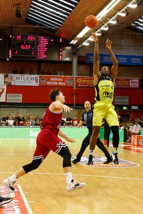 1. Spieltag der easyCredit BBL Basketball Bundesliga in der Sporthalle Gießen-Ost Saison 2021-2022 JobStairs Giessen 46ers gegen Medi Bayreuth Dennis Nawrocki ( JobStairs Giessen 46ers 2) links Cameron Wells ( Medi Bayreuth 22) rechts