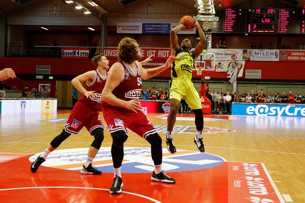 1. Spieltag der easyCredit BBL Basketball Bundesliga in der Sporthalle Gießen-Ost Saison 2021-2022 JobStairs Giessen 46ers gegen Medi Bayreuth John Bryant ( JobStairs Giessen 46ers 54) mitte Cameron Wells ( Medi Bayreuth 22) rechts