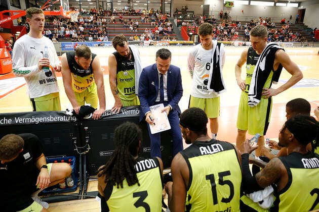 1. Spieltag der easyCredit BBL Basketball Bundesliga in der Sporthalle Gießen-Ost Saison 2021-2022 JobStairs Giessen 46ers gegen Medi Bayreuth Raoul Korner (Medi Bayreuth) Trainer bei der Auszeit