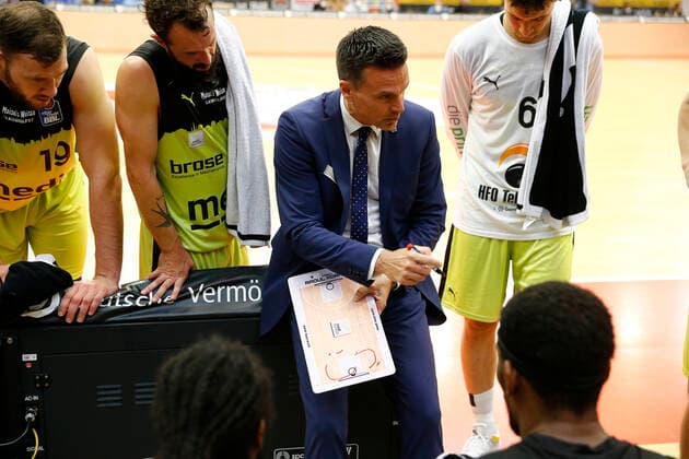 1. Spieltag der easyCredit BBL Basketball Bundesliga in der Sporthalle Gießen-Ost Saison 2021-2022 JobStairs Giessen 46ers gegen Medi Bayreuth Raoul Korner (Medi Bayreuth) Trainer bei der Auszeit