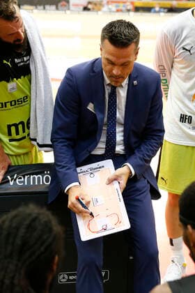 1. Spieltag der easyCredit BBL Basketball Bundesliga in der Sporthalle Gießen-Ost Saison 2021-2022 JobStairs Giessen 46ers gegen Medi Bayreuth Raoul Korner (Medi Bayreuth) Trainer bei der Auszeit