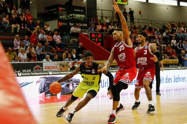 1. Spieltag der easyCredit BBL Basketball Bundesliga in der Sporthalle Gießen-Ost Saison 2021-2022 JobStairs Giessen 46ers gegen Medi Bayreuth Sacar Anim ( Medi Bayreuth 2) links Phillip Fayne II ( JobStairs Giessen 46ers 25) rechts