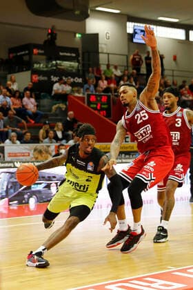 1. Spieltag der easyCredit BBL Basketball Bundesliga in der Sporthalle Gießen-Ost Saison 2021-2022 JobStairs Giessen 46ers gegen Medi Bayreuth Sacar Anim ( Medi Bayreuth 2) links Phillip Fayne II ( JobStairs Giessen 46ers 25) rechts