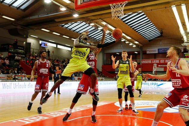 1. Spieltag der easyCredit BBL Basketball Bundesliga in der Sporthalle Gießen-Ost Saison 2021-2022 JobStairs Giessen 46ers gegen Medi Bayreuth Sacar Anim ( Medi Bayreuth 2) links Phillip Fayne II ( JobStairs Giessen 46ers 25) rechts