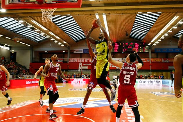 1. Spieltag der easyCredit BBL Basketball Bundesliga in der Sporthalle Gießen-Ost Saison 2021-2022 JobStairs Giessen 46ers gegen Medi Bayreuth Kyan Anderson ( JobStairs Giessen 46ers 5) rechts Terry Allen ( Medi Bayreuth 15) mitte