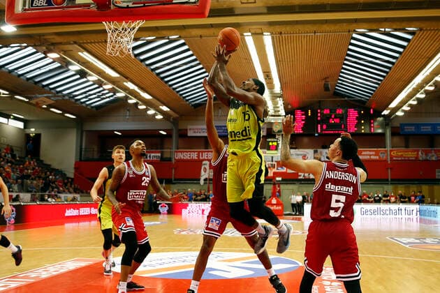 1. Spieltag der easyCredit BBL Basketball Bundesliga in der Sporthalle Gießen-Ost Saison 2021-2022 JobStairs Giessen 46ers gegen Medi Bayreuth Kyan Anderson ( JobStairs Giessen 46ers 5) rechts Terry Allen ( Medi Bayreuth 15) mitte