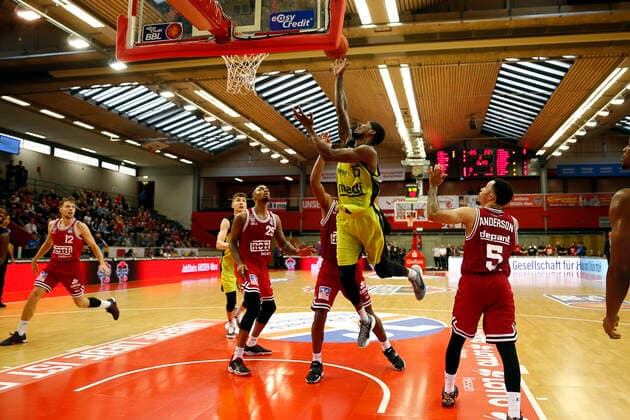 1. Spieltag der easyCredit BBL Basketball Bundesliga in der Sporthalle Gießen-Ost Saison 2021-2022 JobStairs Giessen 46ers gegen Medi Bayreuth Kyan Anderson ( JobStairs Giessen 46ers 5) rechts Terry Allen ( Medi Bayreuth 15) mitte
