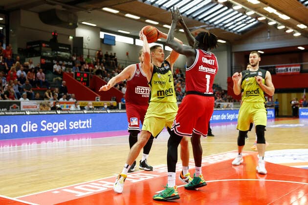 1. Spieltag der easyCredit BBL Basketball Bundesliga in der Sporthalle Gießen-Ost Saison 2021-2022 JobStairs Giessen 46ers gegen Medi Bayreuth Nuni Omot ( JobStairs Giessen 46ers 1) rechts Janari Jöesaar ( Medi Bayreuth 21) mitte