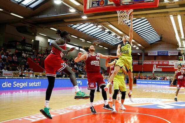 1. Spieltag der easyCredit BBL Basketball Bundesliga in der Sporthalle Gießen-Ost Saison 2021-2022 JobStairs Giessen 46ers gegen Medi Bayreuth John Bryant ( JobStairs Giessen 46ers 54) mitte Janari Jöesaar ( Medi Bayreuth 21) rechts