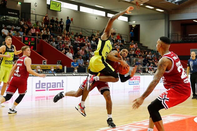 1. Spieltag der easyCredit BBL Basketball Bundesliga in der Sporthalle Gießen-Ost Saison 2021-2022 JobStairs Giessen 46ers gegen Medi Bayreuth Brayon Blake ( JobStairs Giessen 46ers 3) rechts Sacar Anim ( Medi Bayreuth 2) links