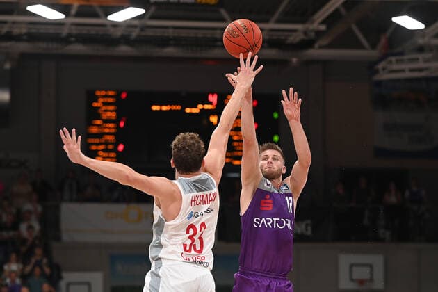 Sport Bilder des Tages BG Göttingen - Brose Bamberg 26.09.2021, Basketball-Bundesliga, Saison 2021 2022, 1. Spieltag, BG Göttingen - Brose Bamberg. Göttingens Mathis Mönninghof (r) spielt gegen Bambergs Patrick Heckmann. Göttingen Niedersachsen Deutschland