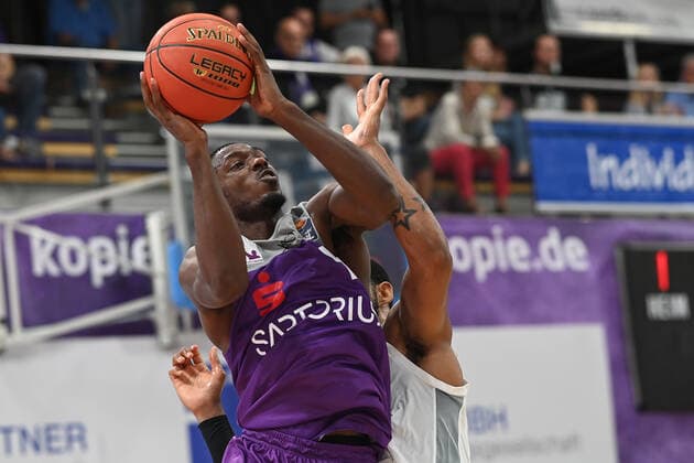 BG Göttingen - Brose Bamberg 26.09.2021, Basketball-Bundesliga, Saison 2021 2022, 1. Spieltag, BG Göttingen - Brose Bamberg. Göttingens Kamar Baldwin am Ball. Göttingen Niedersachsen Deutschland
