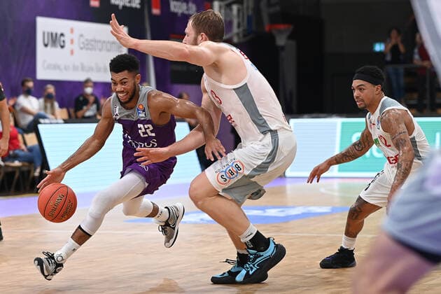 BG Göttingen - Brose Bamberg 26.09.2021, Basketball-Bundesliga, Saison 2021 2022, 1. Spieltag, BG Göttingen - Brose Bamberg. Göttingens Stephen Brown (l) spielt gegen Bambergs Christian Sengfelder. Göttingen Niedersachsen Deutschland