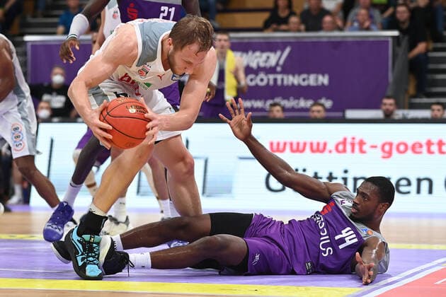 BG Göttingen - Brose Bamberg 26.09.2021, Basketball-Bundesliga, Saison 2021 2022, 1. Spieltag, BG Göttingen - Brose Bamberg. Bambergs Christian Sengfelder (l) spielt gegen Göttingens Kamar Baldwin. Göttingen Niedersachsen Deutschland