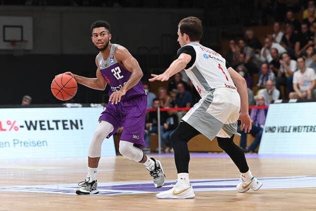 BG Göttingen - Brose Bamberg 26.09.2021, Basketball-Bundesliga, Saison 2021 2022, 1. Spieltag, BG Göttingen - Brose Bamberg. Göttingens Stephen Brown (l) spielt gegen Bambergs Frankie Ferrari. Göttingen Niedersachsen Deutschland