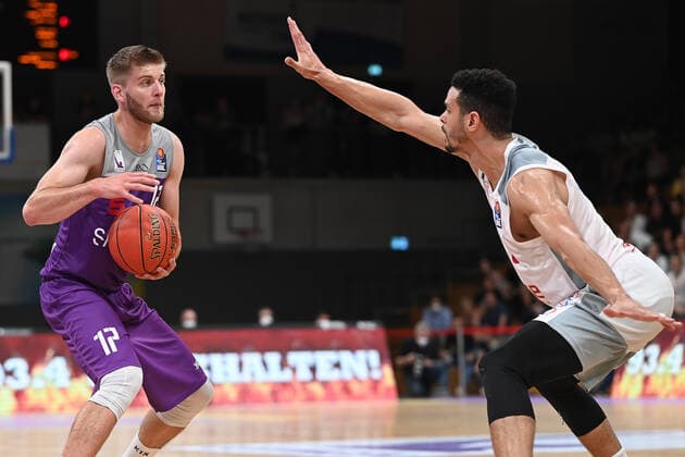 BG Göttingen - Brose Bamberg 26.09.2021, Basketball-Bundesliga, Saison 2021 2022, 1. Spieltag, BG Göttingen - Brose Bamberg. Göttingens Mathis Mönninghoff (l) spielt gegen Bambergs Dominic Lockhart. Göttingen Niedersachsen Deutschland