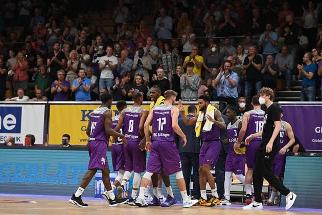 BG Göttingen - Brose Bamberg 26.09.2021, Basketball-Bundesliga, Saison 2021 2022, 1. Spieltag, BG Göttingen - Brose Bamberg. Spieler der BG Göttingen klatschen vor Zuschauern ab. Göttingen Niedersachsen Deutschland