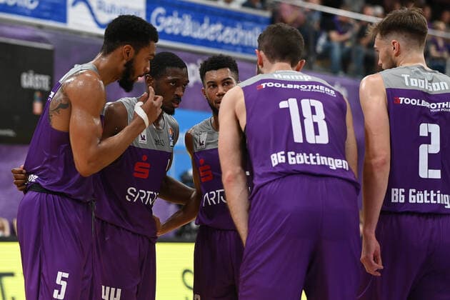 BG Göttingen - Brose Bamberg 26.09.2021, Basketball-Bundesliga, Saison 2021 2022, 1. Spieltag, BG Göttingen - Brose Bamberg. Spieler der BG Göttingen stehen zusammen. Göttingen Niedersachsen Deutschland