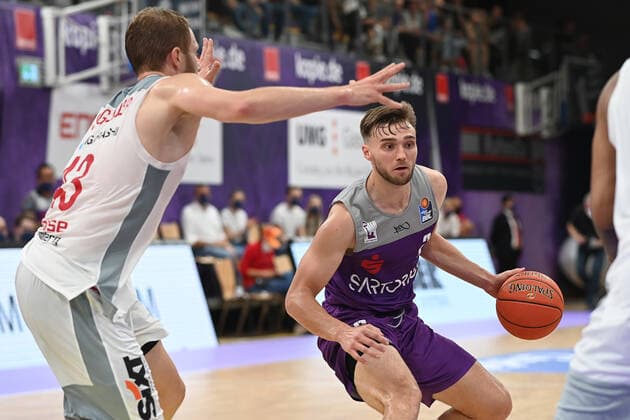 BG Göttingen - Brose Bamberg 26.09.2021, Basketball-Bundesliga, Saison 2021 2022, 1. Spieltag, BG Göttingen - Brose Bamberg. Göttingens Jake Toolson (r) spielt gegen Bambergs Christian Sengfelder. Göttingen Niedersachsen Deutschland