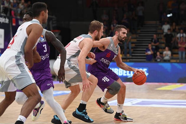 BG Göttingen - Brose Bamberg 26.09.2021, Basketball-Bundesliga, Saison 2021 2022, 1. Spieltag, BG Göttingen - Brose Bamberg. Göttingens Harper Kamp (r) spielt gegen Bambergs Christian Sengfelder. Göttingen Niedersachsen Deutschland