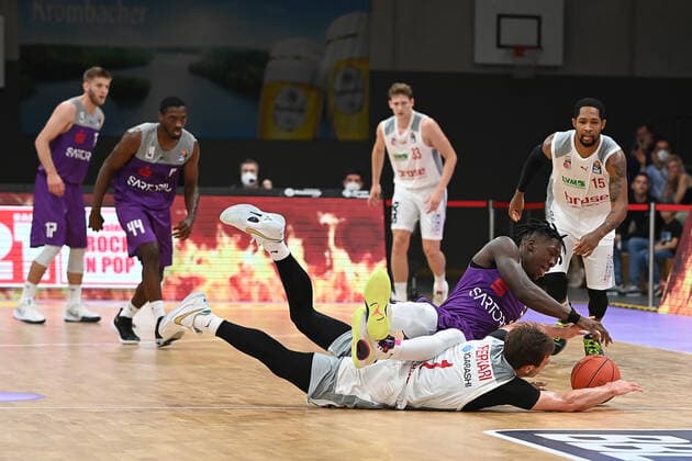 BG Göttingen - Brose Bamberg 26.09.2021, Basketball-Bundesliga, Saison 2021 2022, 1. Spieltag, BG Göttingen - Brose Bamberg. Göttingens Jeff Roberson und Bambergs Frankie Ferrari kämpfen um den Ball. Göttingen Niedersachsen Deutschland