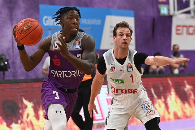 BG Göttingen - Brose Bamberg 26.09.2021, Basketball-Bundesliga, Saison 2021 2022, 1. Spieltag, BG Göttingen - Brose Bamberg. Göttingens Zack Bryant (l) und Bambergs Frankie Ferrari. Göttingen Niedersachsen Deutschland