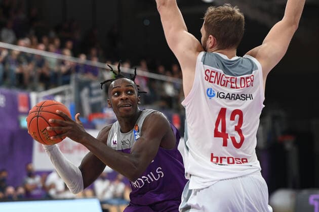 BG Göttingen - Brose Bamberg 26.09.2021, Basketball-Bundesliga, Saison 2021 2022, 1. Spieltag, BG Göttingen - Brose Bamberg. Göttingens James Dickey (l) spielt gegen Bambergs Christian Sengfelder. Göttingen Niedersachsen Deutschland