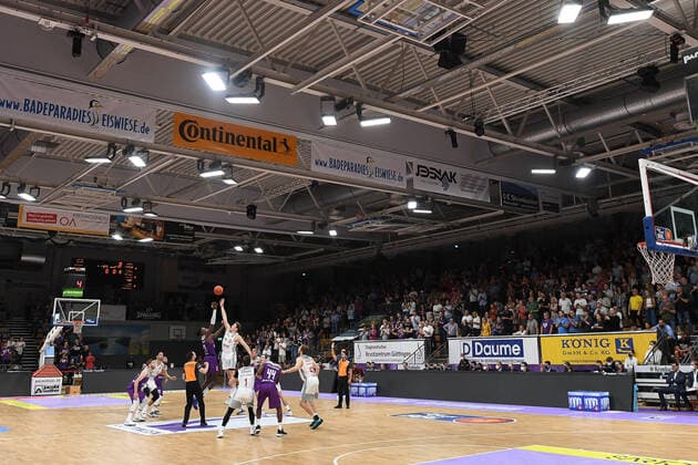 BG Göttingen - Brose Bamberg 26.09.2021, Basketball-Bundesliga, Saison 2021 2022, 1. Spieltag, BG Göttingen - Brose Bamberg. Sprungball zum ersten Saisonspiel. Göttingen Niedersachsen Deutschland