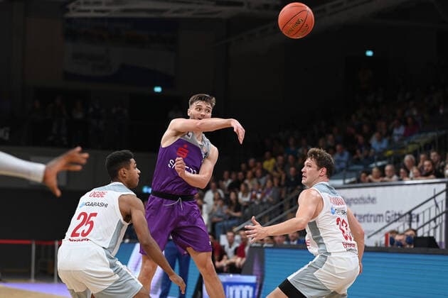 BG Göttingen - Brose Bamberg 26.09.2021, Basketball-Bundesliga, Saison 2021 2022, 1. Spieltag, BG Göttingen - Brose Bamberg. Göttingens Jake Toolson (M) spielt gegen Bambergs Kenneth Ogbe (l) und Bambergs Patrick Heckmann. Göttingen Niedersachsen Deutschland