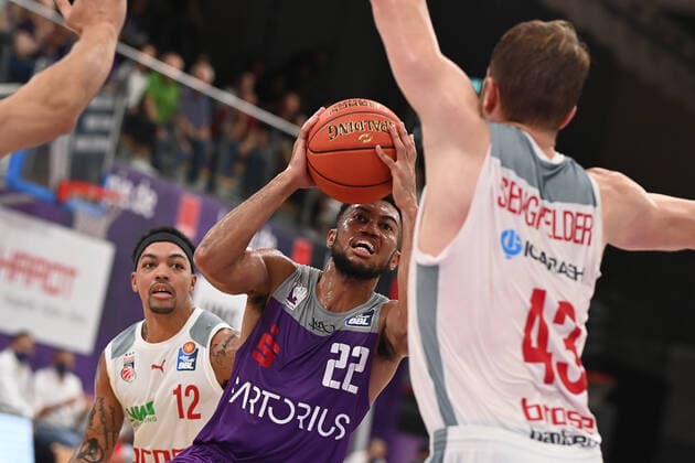 BG Göttingen - Brose Bamberg 26.09.2021, Basketball-Bundesliga, Saison 2021 2022, 1. Spieltag, BG Göttingen - Brose Bamberg. Göttingens Stephen Brown spielt gegen Bambergs Christian Sengfelder (r). Göttingen Niedersachsen Deutschland