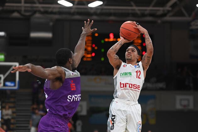 BG Göttingen - Brose Bamberg 26.09.2021, Basketball-Bundesliga, Saison 2021 2022, 1. Spieltag, BG Göttingen - Brose Bamberg. Bambergs Justin Robertson (r) spielt gegen Göttingens Kamar Baldwin. Göttingen Niedersachsen Deutschland