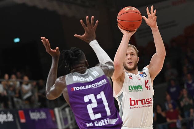 BG Göttingen - Brose Bamberg 26.09.2021, Basketball-Bundesliga, Saison 2021 2022, 1. Spieltag, BG Göttingen - Brose Bamberg. Bambergs Christian Sengfelder (r) spielt gegen Göttingens James Dickey. Göttingen Niedersachsen Deutschland