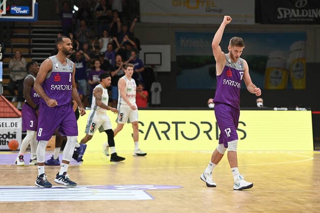 BG Göttingen - Brose Bamberg 26.09.2021, Basketball-Bundesliga, Saison 2021 2022, 1. Spieltag, BG Göttingen - Brose Bamberg. Göttingens Mathis Mönninghoff (r) und Göttingens Akeem Vargas gestikulieren. Göttingen Niedersachsen Deutschland