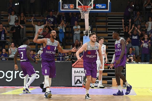 BG Göttingen - Brose Bamberg 26.09.2021, Basketball-Bundesliga, Saison 2021 2022, 1. Spieltag, BG Göttingen - Brose Bamberg. Göttingens Mathis Mönninghoff (l) und Göttingens Jake Toolson gestikulieren. Göttingen Niedersachsen Deutschland