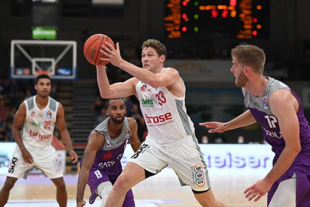 BG Göttingen - Brose Bamberg 26.09.2021, Basketball-Bundesliga, Saison 2021 2022, 1. Spieltag, BG Göttingen - Brose Bamberg. Bambergs Patrick Heckmann (M) spielt gegen Göttingens Mathis Mönninghoff. Göttingen Niedersachsen Deutschland