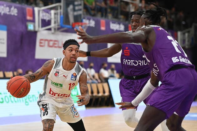 BG Göttingen - Brose Bamberg 26.09.2021, Basketball-Bundesliga, Saison 2021 2022, 1. Spieltag, BG Göttingen - Brose Bamberg. Bambergs Justin Robertson (l) spielt gegen Göttingens Zack Bryant und Göttingens James Dickey. Göttingen Niedersachsen Deutschland