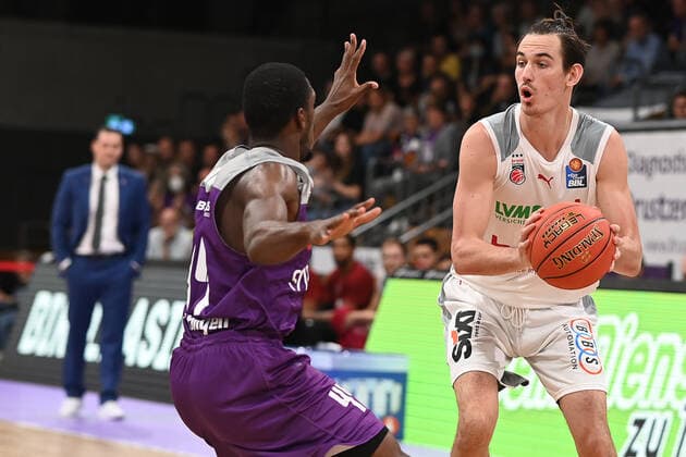 BG Göttingen - Brose Bamberg 26.09.2021, Basketball-Bundesliga, Saison 2021 2022, 1. Spieltag, BG Göttingen - Brose Bamberg. Bambergs Omar Prewitt (r) spielt gegen Göttingens Kamar Baldwin. Göttingen Niedersachsen Deutschland