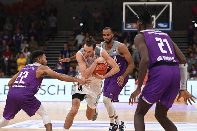 BG Göttingen - Brose Bamberg 26.09.2021, Basketball-Bundesliga, Saison 2021 2022, 1. Spieltag, BG Göttingen - Brose Bamberg. Bambergs Omar Prewitt am Ball. Göttingen Niedersachsen Deutschland