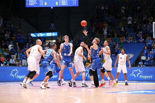 Haarms Matt,(Fraport Skyliners, 3),Klassen Owen,(Basketball Loewen Braunschweig, 5), Vrcic Bruno,(Fraport Skyliners, 7), , GER,Basketball, BBL,Saison 2021 22,1. Spieltag,26.09.2021, Frankfurt Copyright: xEibner-Pressefoto UlrichxScherbaumx EP_usm