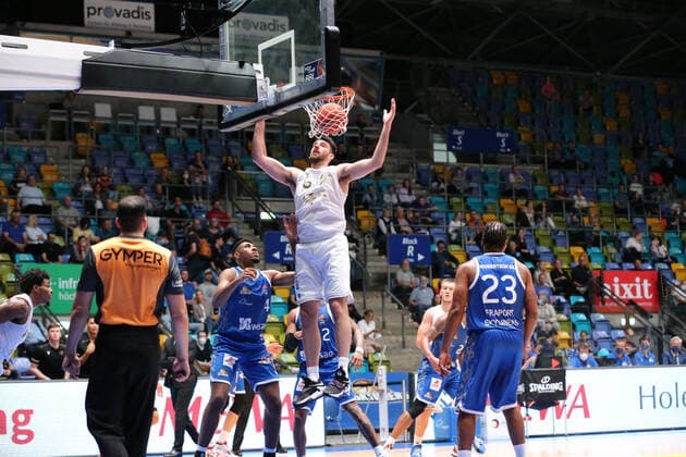 Samare Jordan,(Fraport Skyliners, 4),Klassen Owen,(Basketball Loewen Braunschweig, 5), DeBisschop Brooks,(Fraport Skyliners, 22), , GER,Basketball, BBL,Saison 2021 22,1. Spieltag,26.09.2021, Frankfurt Copyright: xEibner-Pressefoto UlrichxScherbaumx EP_usm