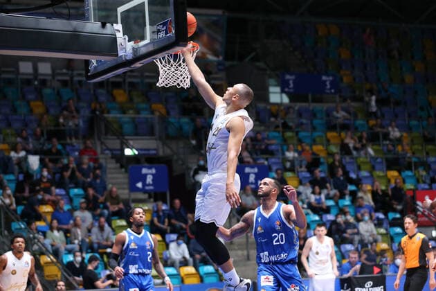 Amaize Romin,(Basketball Loewen Braunschweig, 21),Moore Rasheed,(Fraport Skyliners, 20), , GER,Basketball, BBL,Saison 2021 22,1. Spieltag,26.09.2021, Frankfurt Copyright: xEibner-Pressefoto UlrichxScherbaumx EP_usm