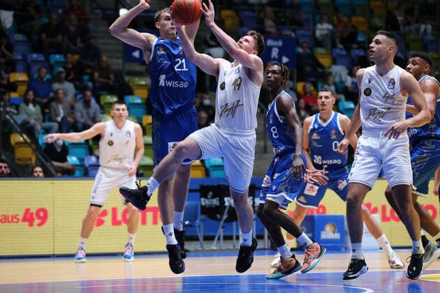 Brenneke Lorenz,(Fraport Skyliners, 21),Sehnal Ondrej,(Basketball Loewen Braunschweig, 19), , GER,Basketball, BBL,Saison 2021 22,1. Spieltag,26.09.2021, Frankfurt Copyright: xEibner-Pressefoto UlrichxScherbaumx EP_usm
